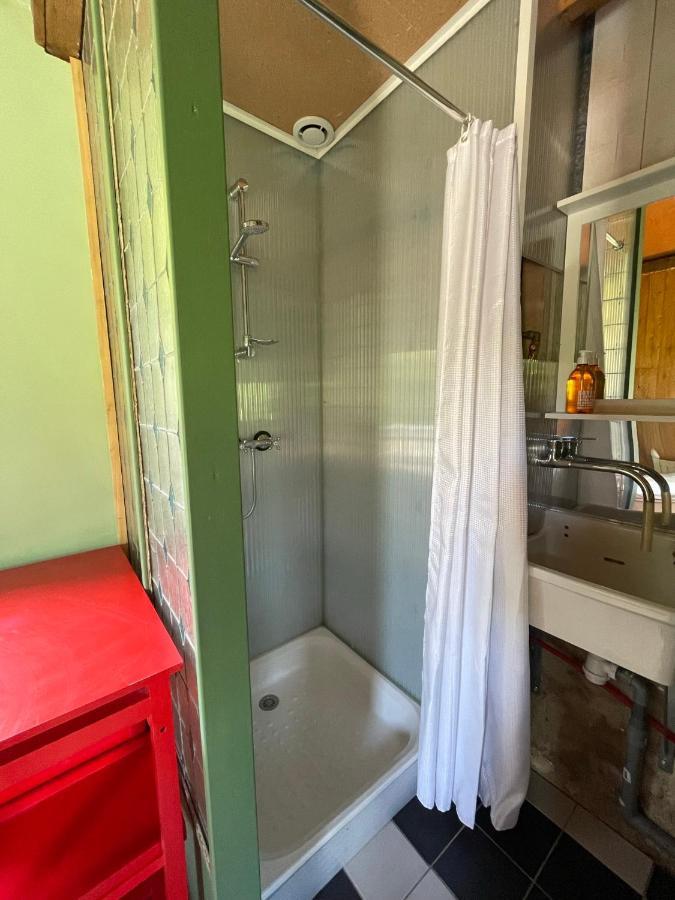 Jolie Cabane Avec Jacuzzi Pour Les Amoureux De La Nature Tullins Zewnętrze zdjęcie