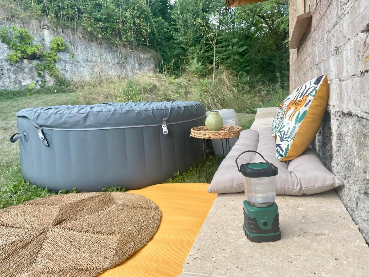 Jolie Cabane Avec Jacuzzi Pour Les Amoureux De La Nature Tullins Zewnętrze zdjęcie